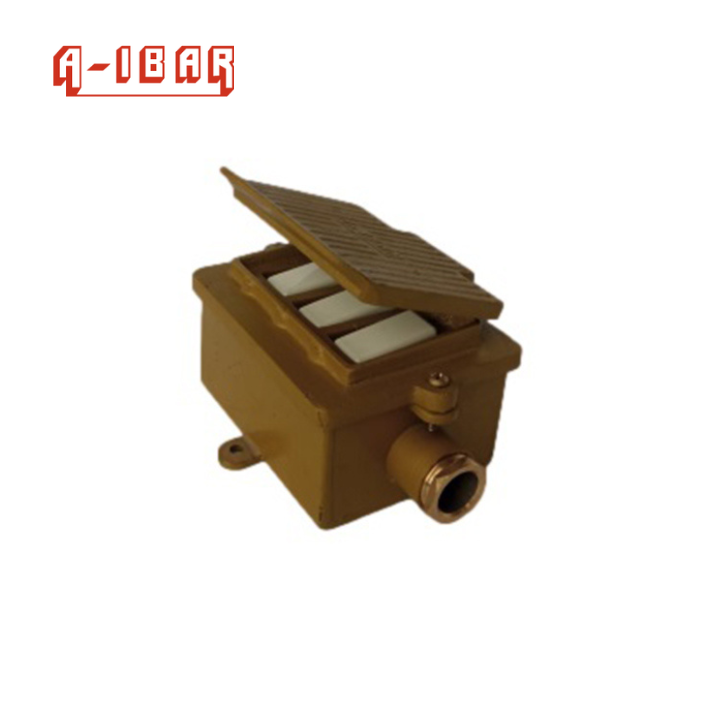 INTERRUPTOR INDUSTRIAL C/TAPA TRIPLE 15A BRONCE (IRT/T15 PBR)